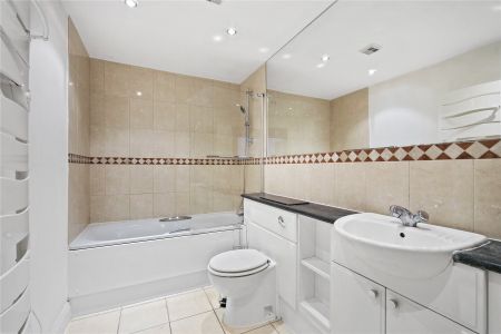 Holland Gardens, Brentford, London, TW8 flat to rent - Photo 2