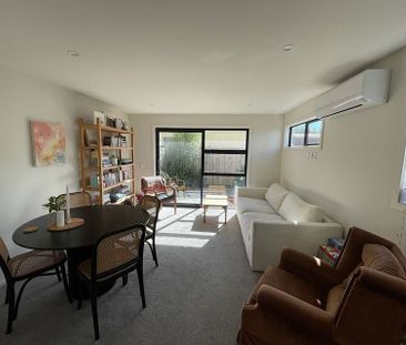 New, Quiet End Unit Townhouse + Off street park - Photo 2