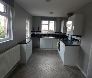 2 bedroom end of terrace house to rent - Photo 2