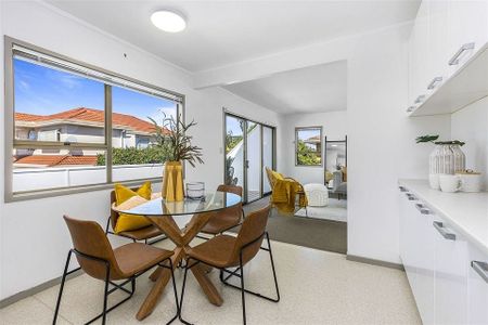 Beautiful 5 Bedroom Property in Hobsonville - Photo 2