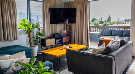 Modern 4BR Te Atatu Gem - AC & Garden! - Photo 2