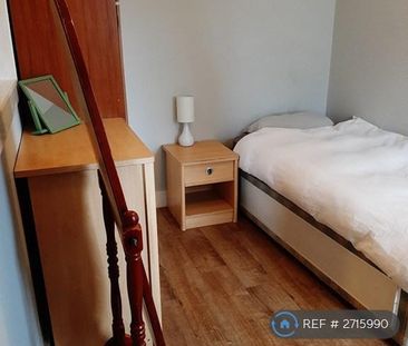 1 bedroom in a house share to rent - Photo 2