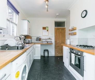 Lovely & Spacious 1 bedroom property with garden near Piccadilly line - Photo 3