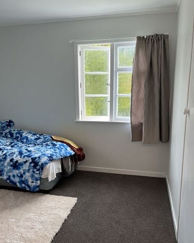 Spacious 5-Bedroom Home in Prime Newtown Location - Photo 4