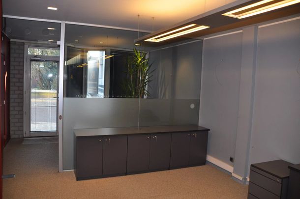 UNIEK HANDELSPAND VAN 110M² MET DUPLEXAPPARTEMENT MET 3 SLPK IN LANAKEN CENTRUM - Photo 1