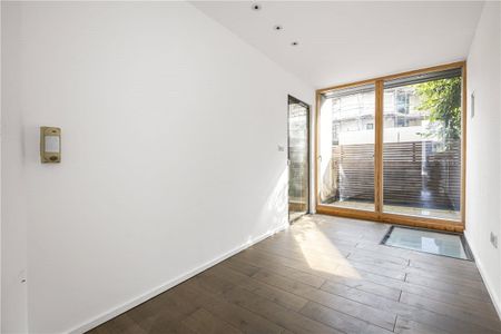 A four bedroom family home with off-street parking in Camden Town. - Photo 3