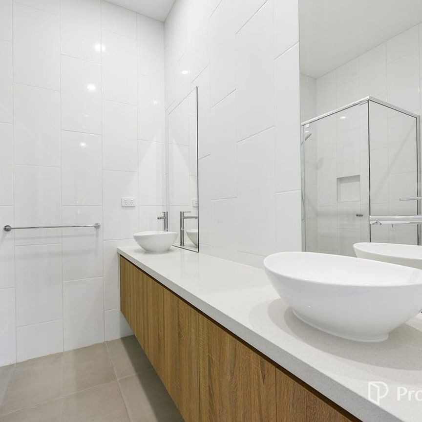 Near-New Family Home – Walk to Sought-After Brentwood Secondary & Glen Waverley South Primary 33 Crocus Crescent, Glen Waverley - Photo 1
