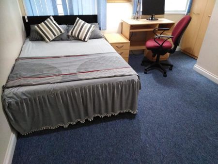 1 bedroom in a flat share to rent - Photo 2
