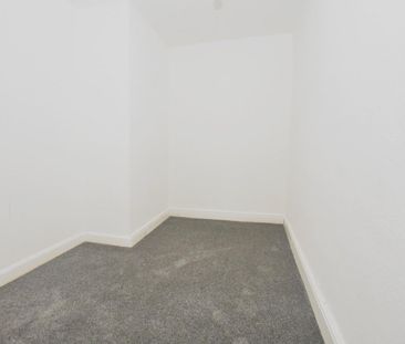 2 bedroom Flat To Let - Photo 2