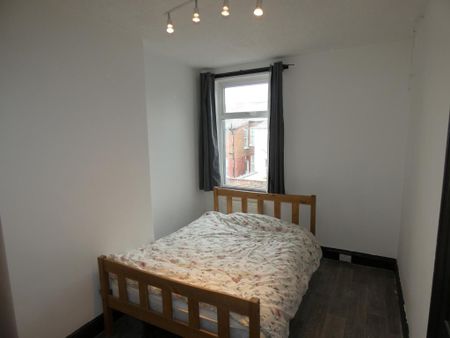 2 bedroom end of terrace house to rent - Photo 3