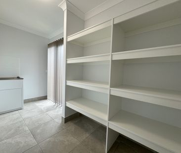 ELEGANT 4 BEDROOM FAMILY HOME - Photo 2