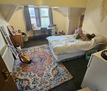 8 Bed - 1 Hill Top Street, Hyde Park, Leeds - LS6 1NW - Student - Photo 3