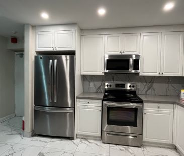 Luxury unit just renovated to current condo standards, large bright... - Photo 2