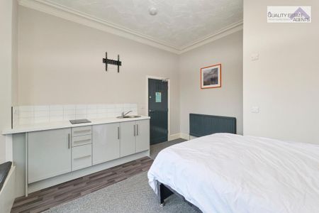 1 bedroom in a house share to rent - Photo 2