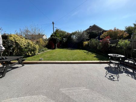This exceptional detached home, available for short let, combines contemporary design with high-spec finishes, in a highly desirable location close to Sutherland Grange Park and the River Thames. - Photo 2