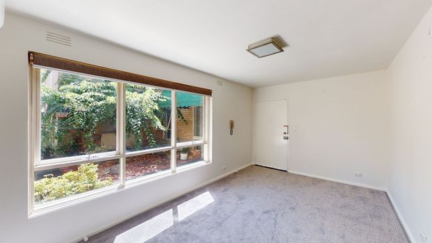 One bedroom apartment in sought after tree lined location! - Photo 1