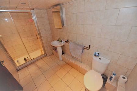3 bedroom Flat in Cardigan Road, Leeds - Photo 2
