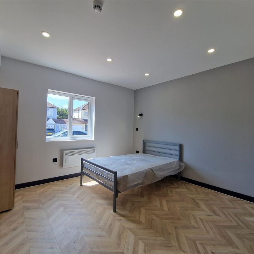 Boleyn Avenue, Enfield EN1, London - Photo 1