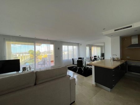 Middle Floor Apartment in Benahavís - Photo 3
