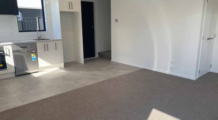 Pet Friendly 2 Bedroom Townhouse - Photo 2