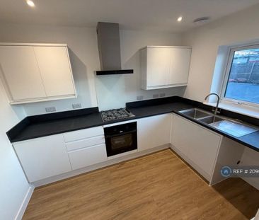 4 bedroom semi-detached house to rent - Photo 6