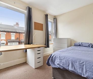 5 bedroom semi-detached house to rent - Photo 2