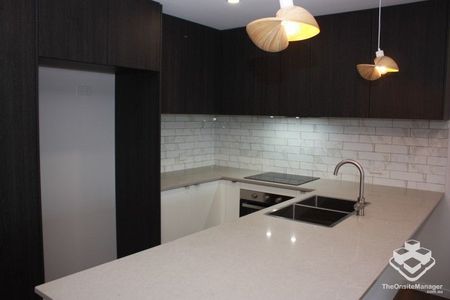 AVAILABLE SOON - LUXURY Unfurnished 2 bed 2 bath 1 basement carpark - Photo 3