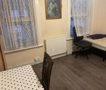 Room in a Shared House, Priory Road, CR0 - Photo 1