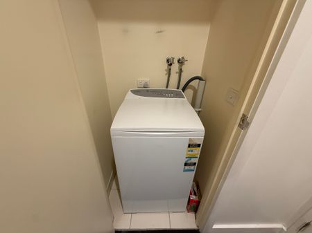 Urban Convenience Meets Stylish Simplicity in the Heart of Melbourne - Photo 4