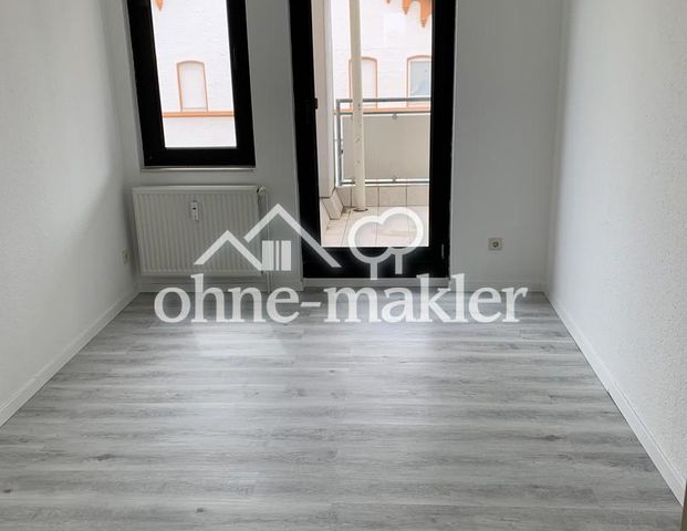 Modernisierte 4-Zimmer im 2.OG mit EBK + PKW Einstellplatz - Photo 1