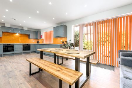 OX Living is proud to present this high-quality 8-bedroom co-living property, perfect for working professionals looking for stylish, stress-free living. - Photo 5