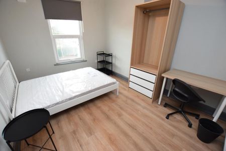 6 bedroom terraced house to rent - Photo 2