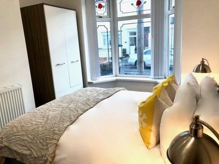 1 bedroom in a house share to rent - Photo 2