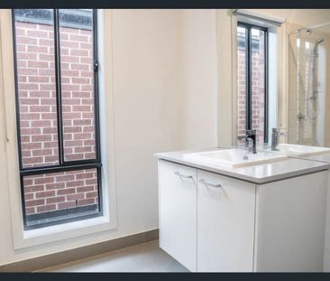 Modern 4 Bedroom Family Home in Edgebrook Estate - Photo 5