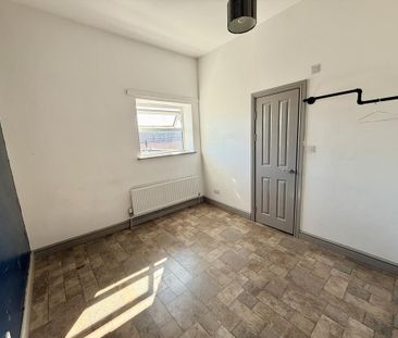 3 bedroom flat to rent - Photo 3