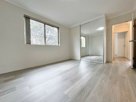 Spacious Open Plan neat & Tidy Two Bedroom Unit! - Photo 2