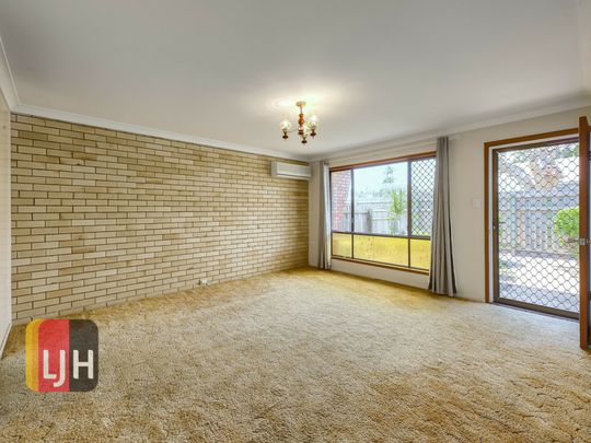 AIR CONDITIONED, GROUND FLOOR UNIT CLOSE TO WATER ! - Photo 1