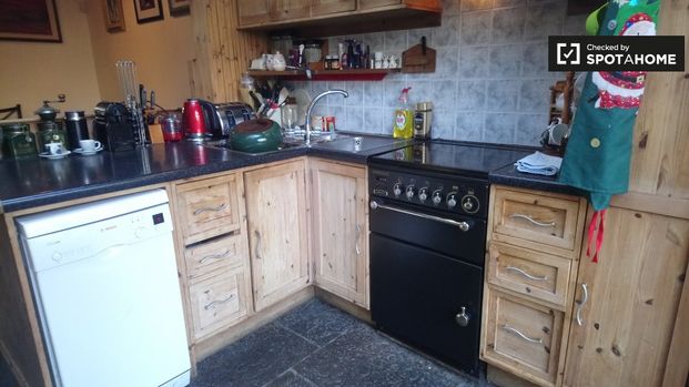 Double Bedroom for rent in 4-Bedroom House in Clontarf - Photo 1