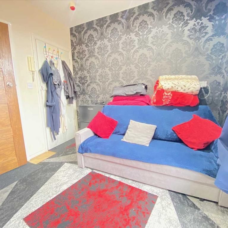 1 bedroom in a house share to rent - Photo 1