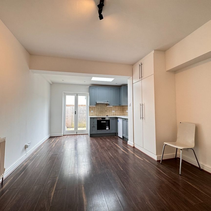 Studio Flat, Park Parade, NW10 - Photo 1
