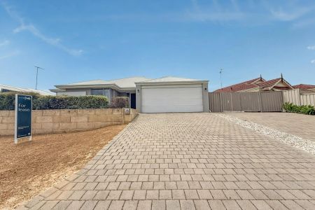 Spacious Coastal Family Living with Side Access - Just 800m to Melros Beach - Photo 4