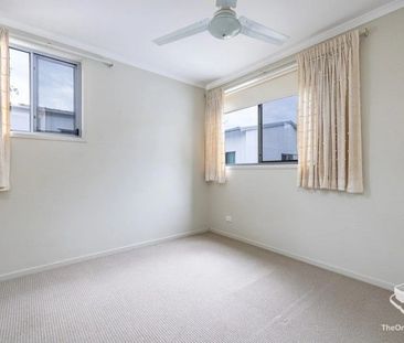 Modern 3-Bedroom Townhouse in Prime Indooroopilly Location - Photo 2