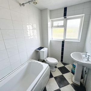 House share to rent - Photo 2