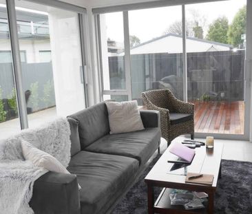 ST ALBANS - MODERN 2 BEDROOM, 2 X BATHROOM TOWNHOUSE, SINGLE GARAGE - Photo 2