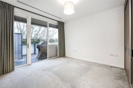 3 bedroom flat in London - Photo 2