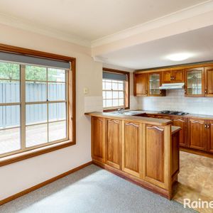 Charming 3 bedroom Townhouse Only Moments To Beach - Photo 2