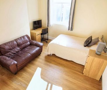 8 bedroom terraced house to rent - Photo 4