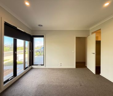 Modern Spacious Home - Photo 1