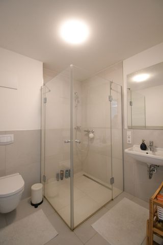 6037 - Attraktive 1-Zimmer-Erdgeschosswohnung mit EBK & Terrasse in TOP-Lage! - Photo 2