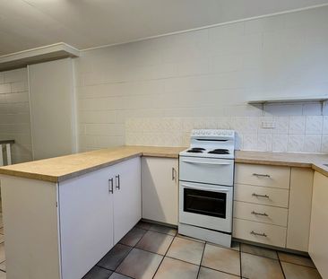 SELF CONTAINED TOWNHOUSE, CLEAN & COMFORTABLE, SHORT WALK TO ALL YO... - Photo 6